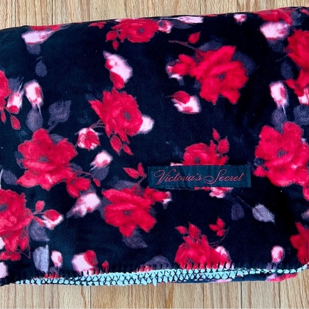 Victoria's Secret NWT Black & Red Plush Sherpa Throw